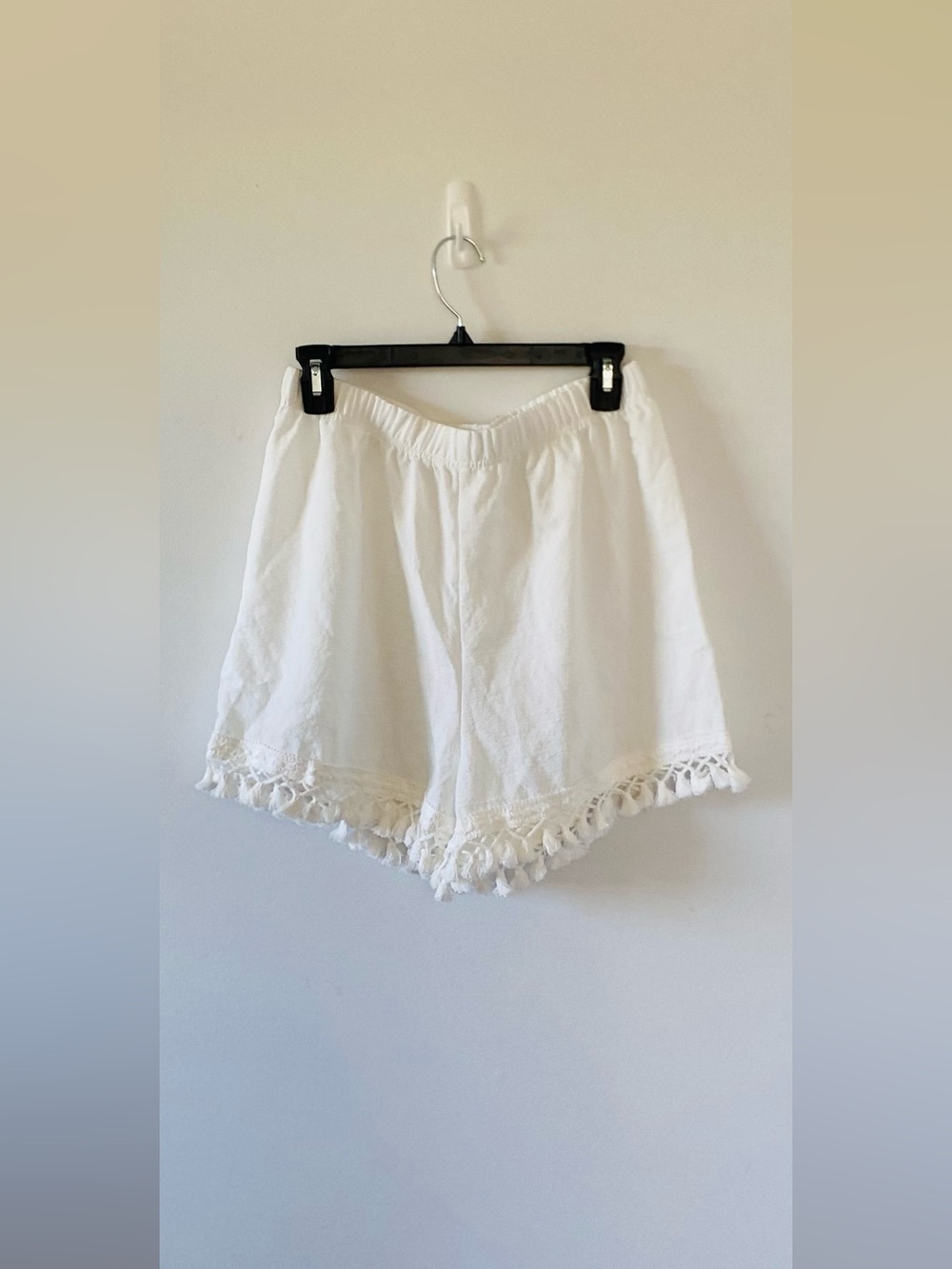 White Tassel Hem Women’s Shorts Size L Beach Vacation Resortwear Festival NWOT